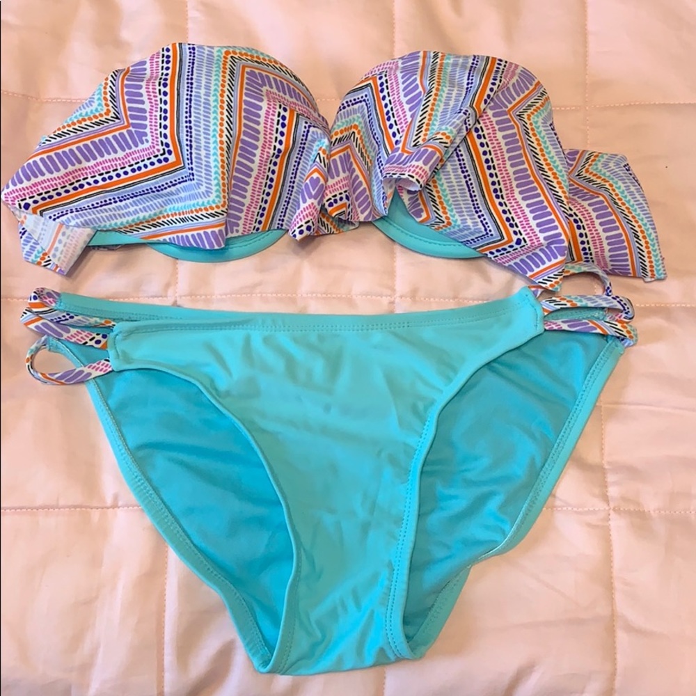 Strapless bathing top w/ matching bottoms